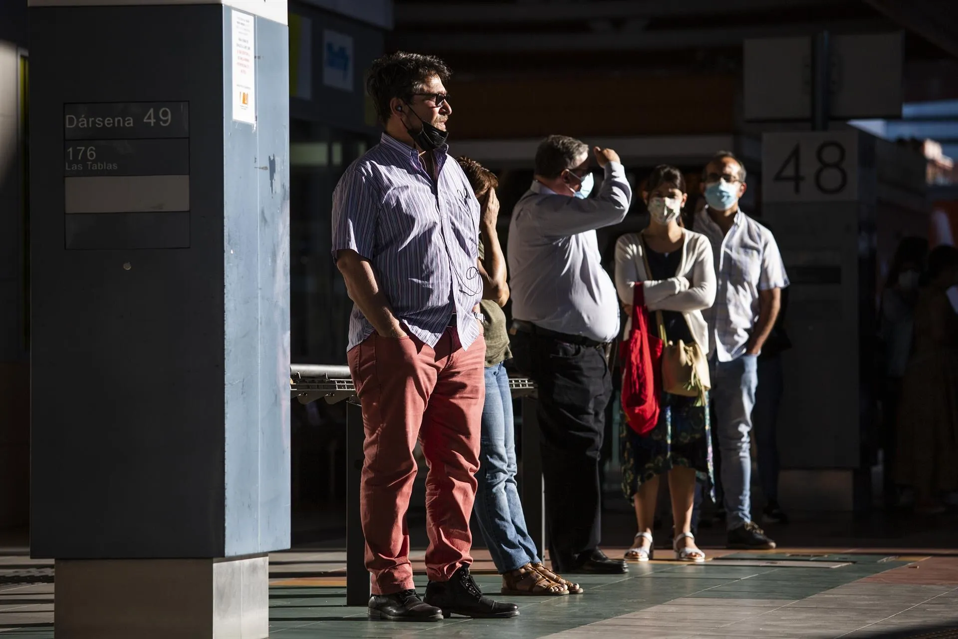Varias personas esperan en las inmediaciones del Intercambiador de Plaza de Castilla. Foto: EP