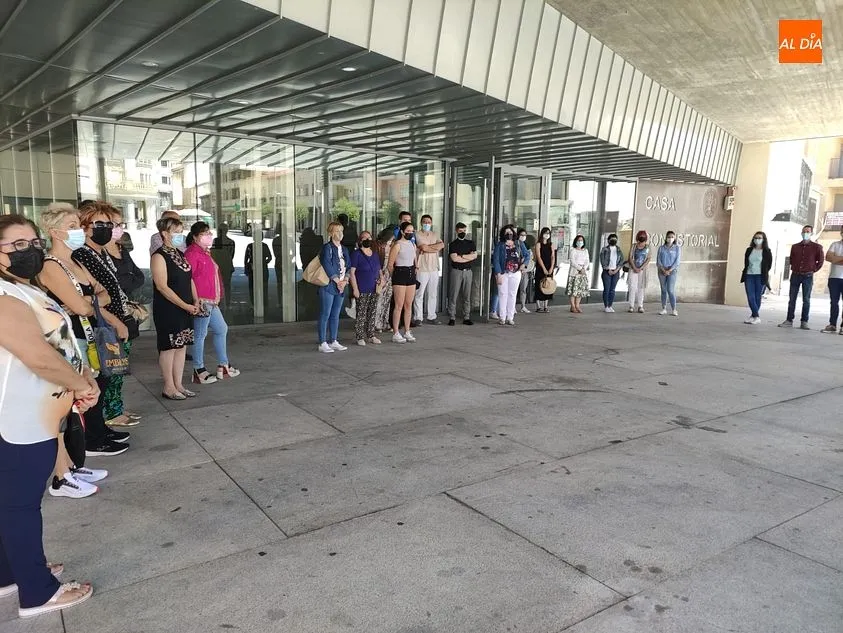 El Ayuntamiento de Guijuelo se suma al minuto de silencio por el fallecimiento de la mujer agredida ...