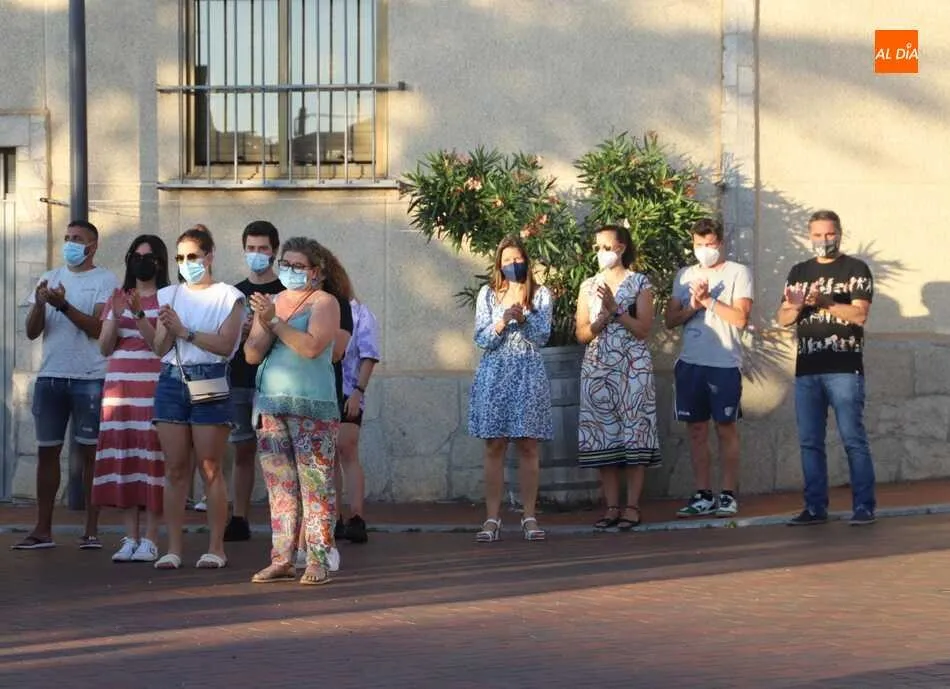 Foto 6 - Concentraci&oacute;n silenciosa en Do&ntilde;inos en recuerdo a la &uacute;ltima v&iacute;ctima de violencia de g&eacute;nero  