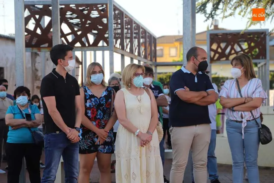 Foto 3 - Concentraci&oacute;n silenciosa en Do&ntilde;inos en recuerdo a la &uacute;ltima v&iacute;ctima de violencia de g&eacute;nero  