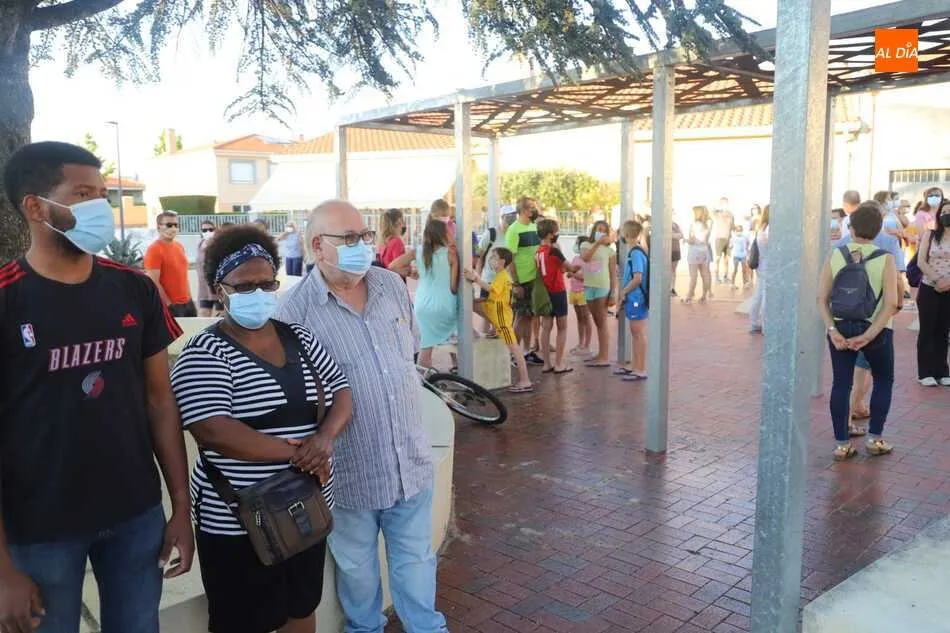 Foto 2 - Concentraci&oacute;n silenciosa en Do&ntilde;inos en recuerdo a la &uacute;ltima v&iacute;ctima de violencia de g&eacute;nero  