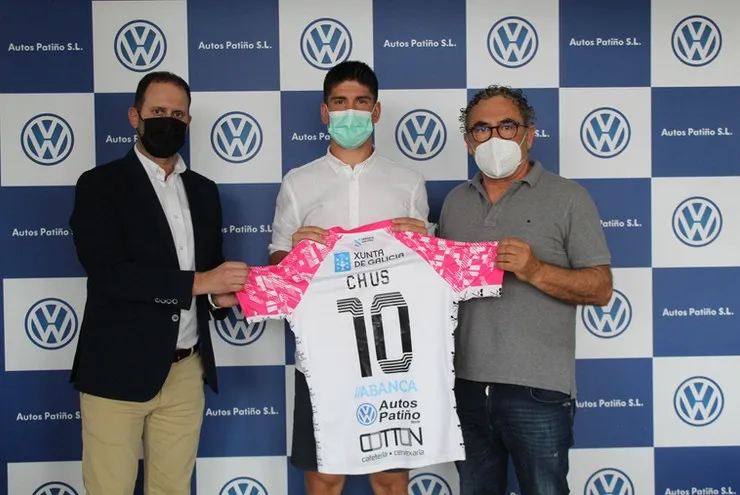 De izquierda a derecha: Álvaro Couto, gerente de Autos Patiño Noia; Chus, nuevo jugador del Noia PA; Severino Barreiro, presidente del club / Noia FS