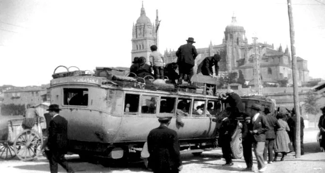 Foto 2 - El Puente Enrique Estevan, la gasolinera junto a &eacute;l y la llegada de los primeros autom&oacute;viles