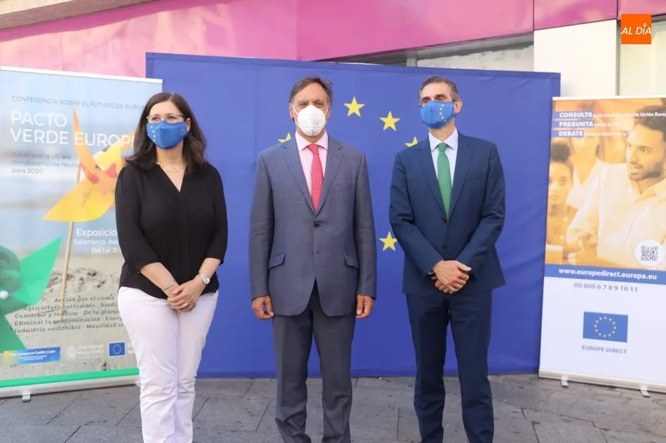 El director del centro de documentación europea de la USAL, Luis Norberto González Alonso, acompañado por el alcalde de la ciudad, Carlos García Carbayo. Foto de Lydia González