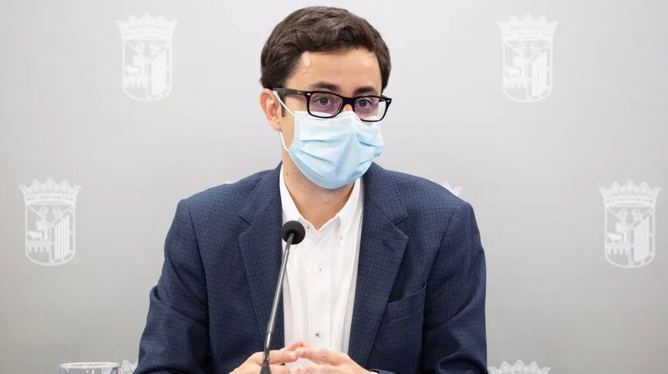 El portavoz del Grupo Municipal Socialista, José Luis Mateos, en rueda de prensa. Foto PSOE SALAMANCA