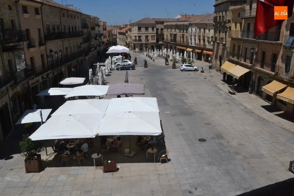 Foto 2 - La Plaza Mayor mirobrigense luce ya libre de veh&iacute;culos  