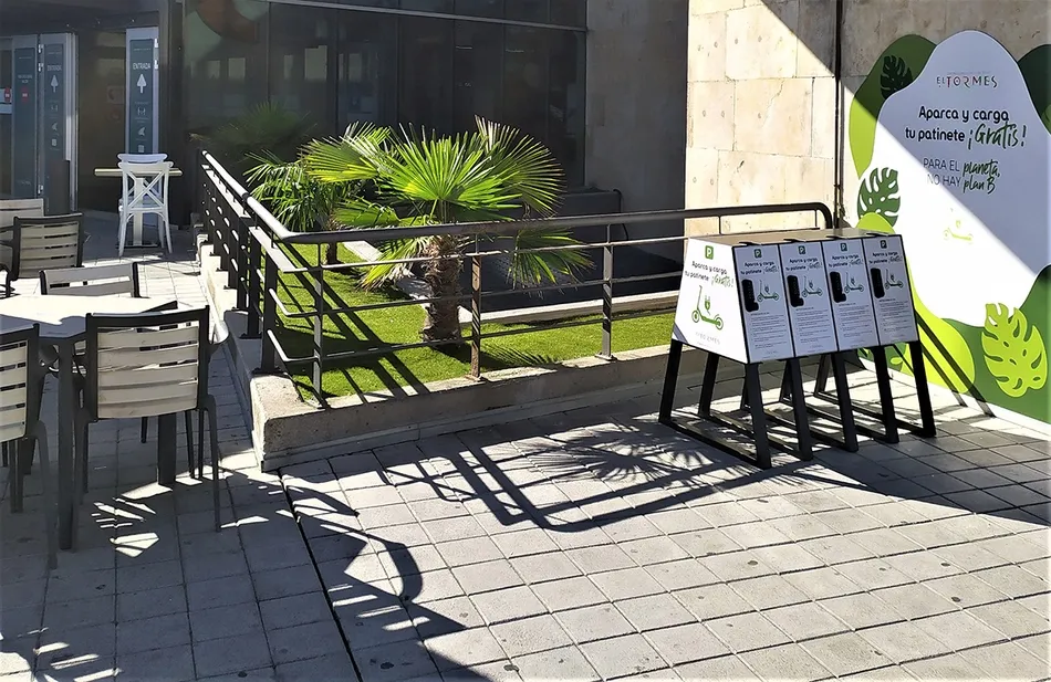 El Tormes instala el primer parking cargador de patinetes eléctricos de la provincia       