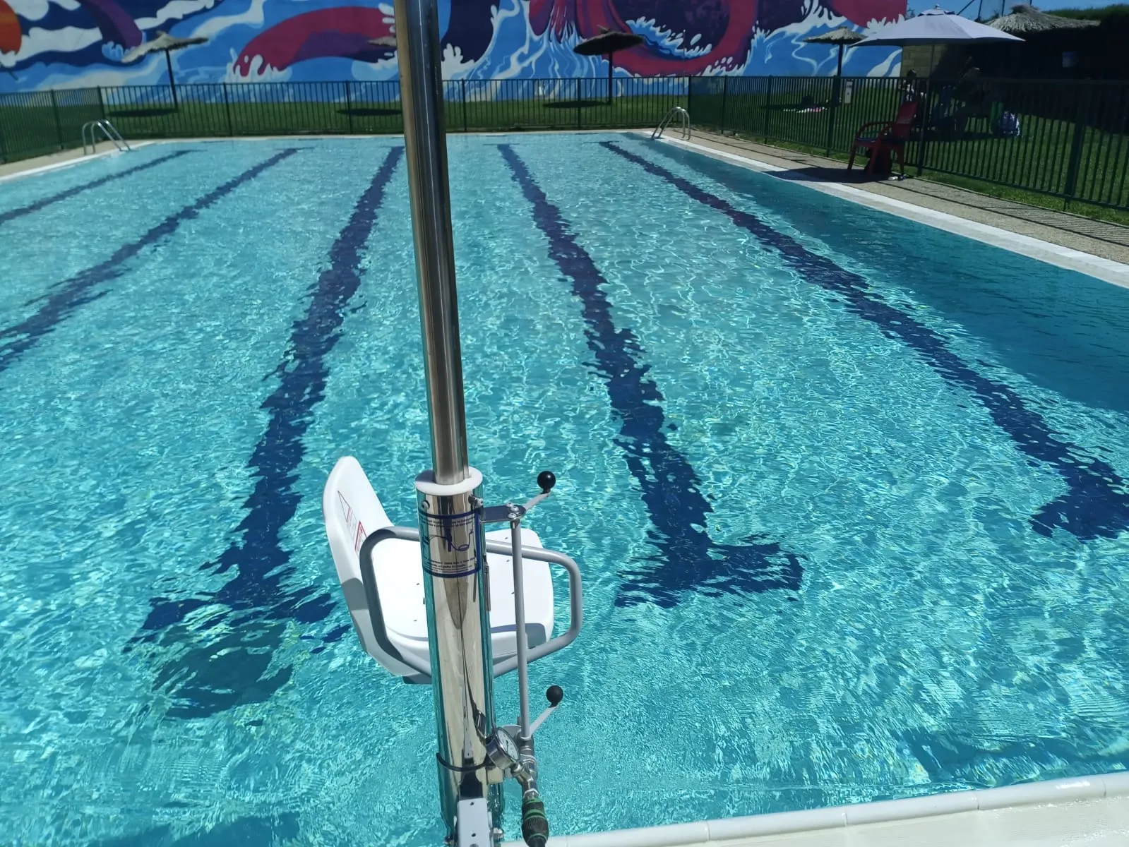 Grúa para minusválidos en las piscinas de Galinduste
