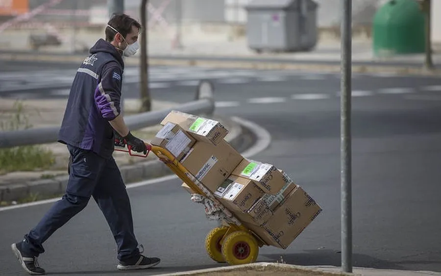 Trabajador del sector de reparto. Foto EP