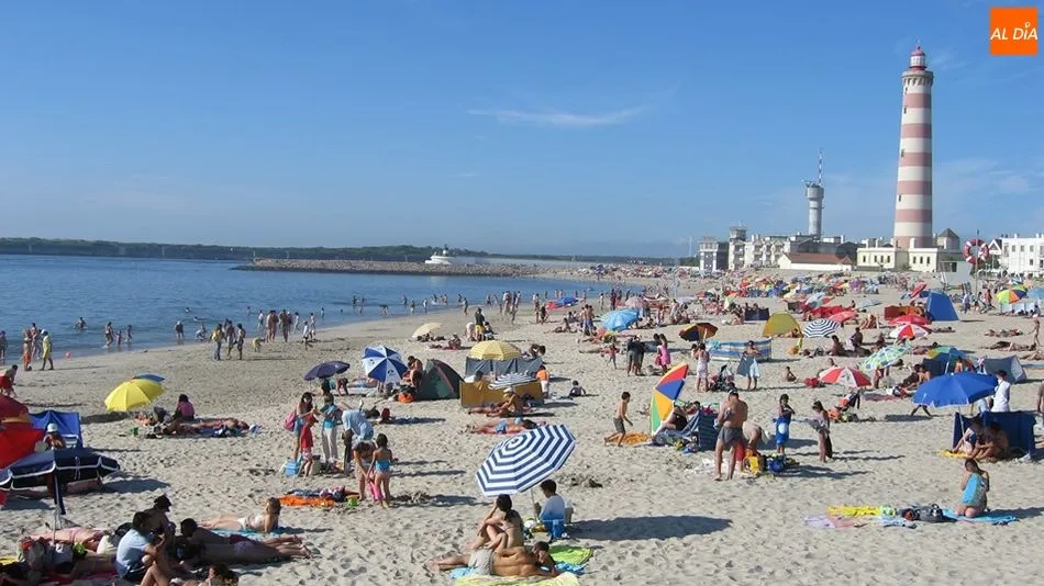 Sanidad pide mantener la distancia de 1,5 metros y evitar las aglomeraciones en zonas de baño  