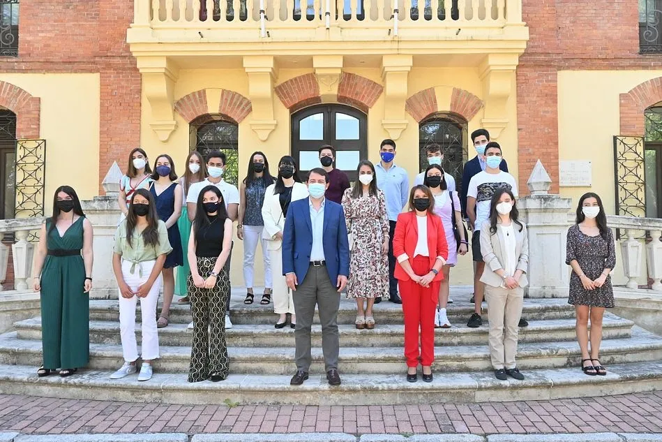Foto 2 - Ma&ntilde;ueco y los alumnos con mejor expediente de Salamanca reclaman una prueba de acceso m&aacute;s justa