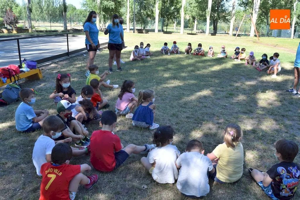 Los asistentes a las Escuelas de Verano del Piensos Durán Albense realizan un juego en el parque / Pedro Zaballos