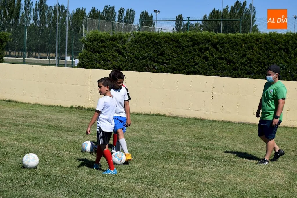Foto 2 - F&uacute;tbol y mucho m&aacute;s deporte con el IV Campus de Verano del Alba de Tormes Club de F&uacute;tbol