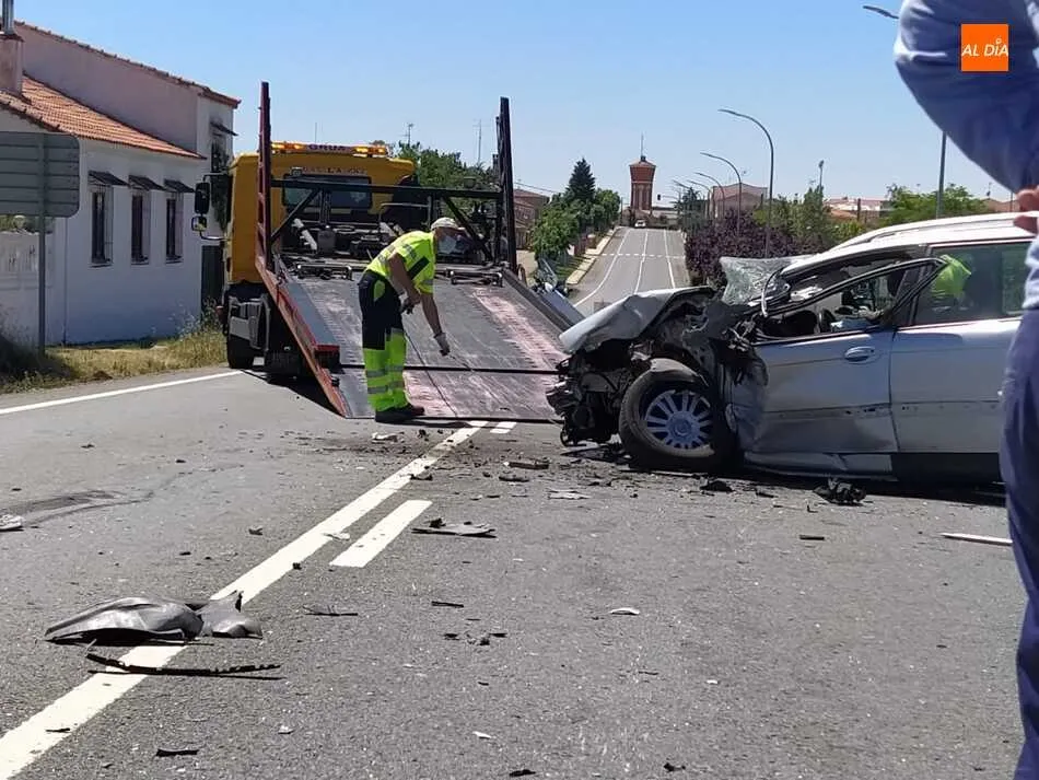 Foto 9 - Aparatoso accidente en Do&ntilde;inos tras la colisi&oacute;n de dos turismos y un cami&oacute;n&nbsp;  