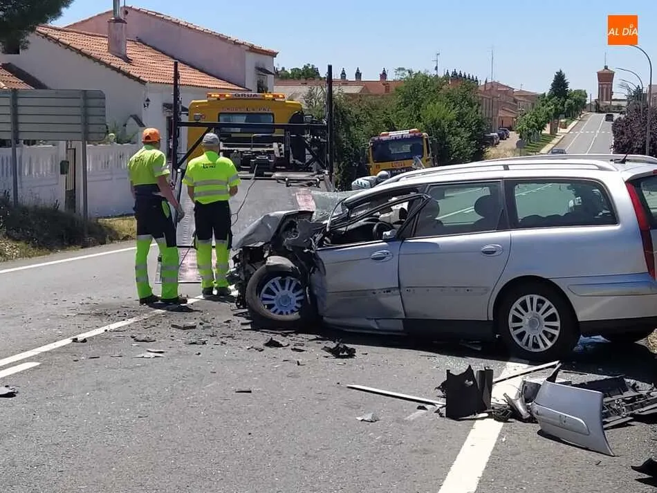 Foto 8 - Aparatoso accidente en Do&ntilde;inos tras la colisi&oacute;n de dos turismos y un cami&oacute;n&nbsp;  