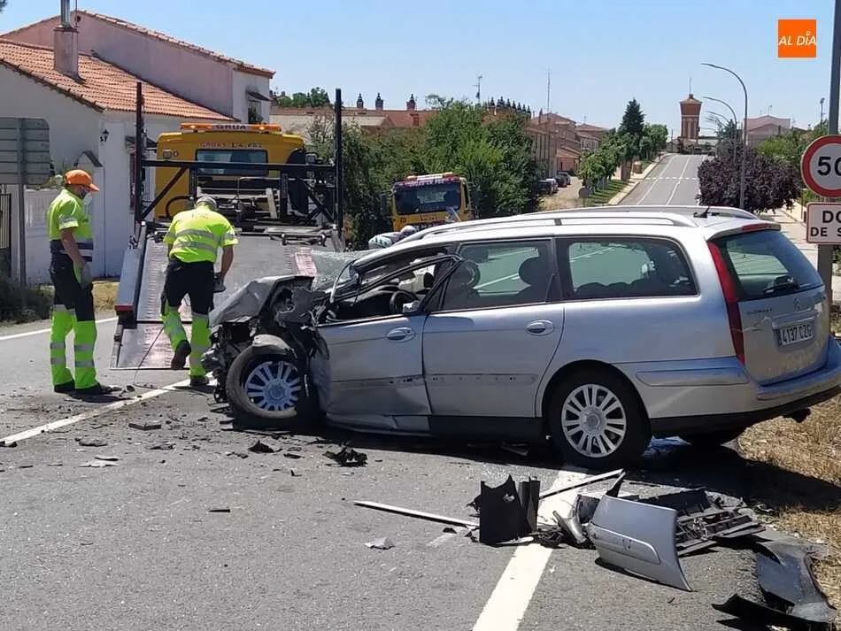 Foto 7 - Aparatoso accidente en Do&ntilde;inos tras la colisi&oacute;n de dos turismos y un cami&oacute;n&nbsp;  