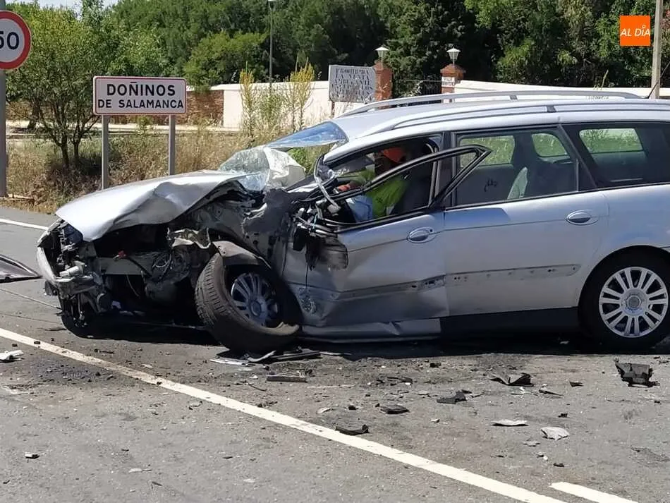Foto 6 - Aparatoso accidente en Do&ntilde;inos tras la colisi&oacute;n de dos turismos y un cami&oacute;n&nbsp;  