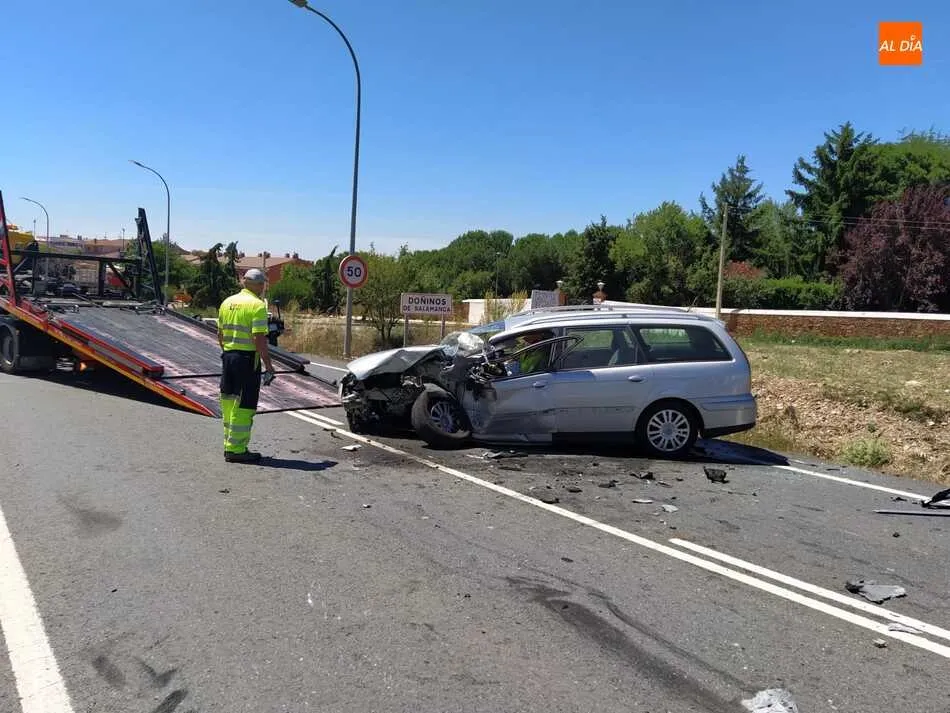 Foto 5 - Aparatoso accidente en Do&ntilde;inos tras la colisi&oacute;n de dos turismos y un cami&oacute;n&nbsp;  