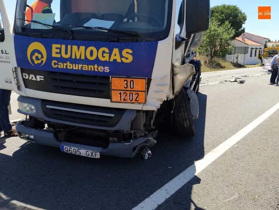 Foto 4 - Aparatoso accidente en Do&ntilde;inos tras la colisi&oacute;n de dos turismos y un cami&oacute;n&nbsp;  