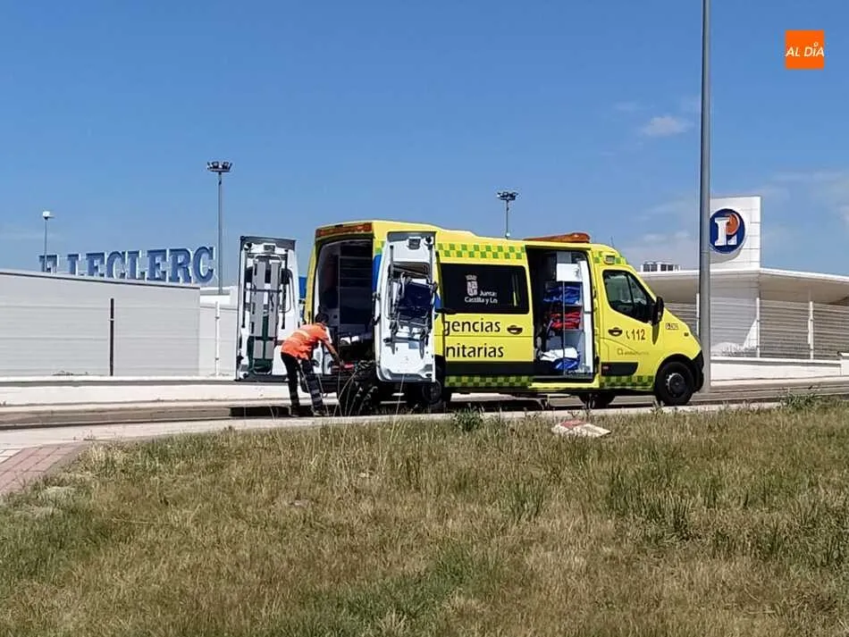 Foto 2 - Herido un motorista tras colisionar con un veh&iacute;culo junto a la gasolinera de E.Leclerc&nbsp;