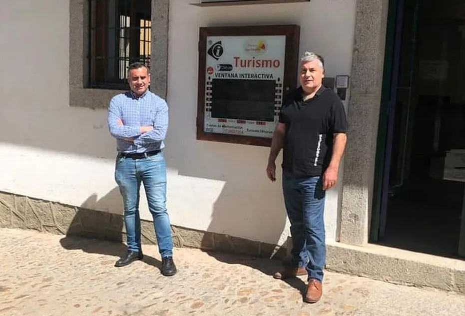 El nuevo panel turístico se ha instalado en la Oficina de Turismo - Ayto. San Esteban