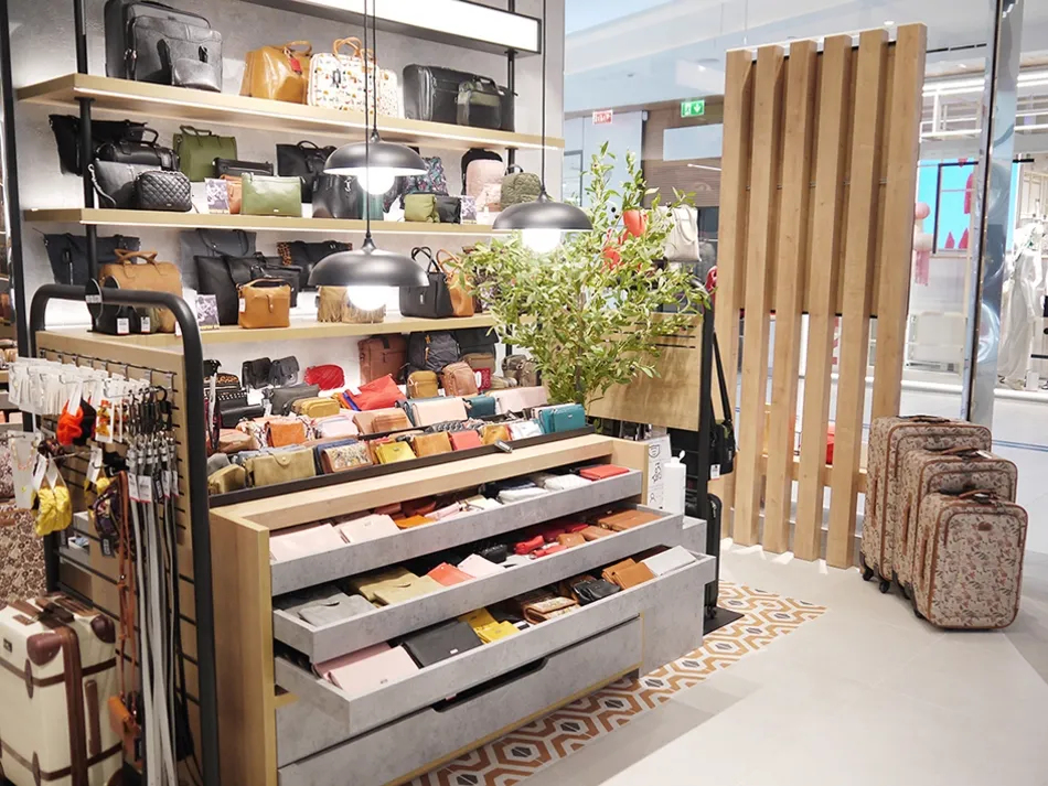 Foto 2 - Misako, la marca de complementos y art&iacute;culos de viaje, abre en el Centro Comercial El Tormes
