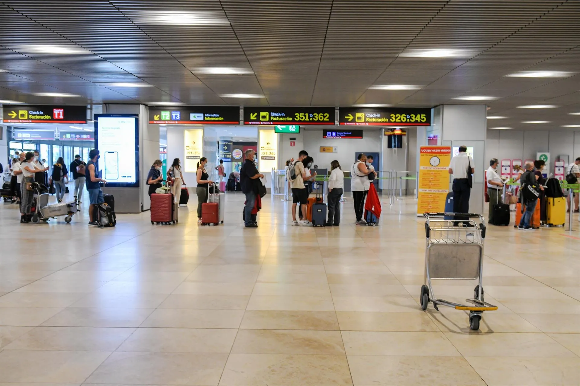 Varias personas en la terminal T1 del Aeropuerto Adolfo Suárez Madrid-Barajas. Foto: EP