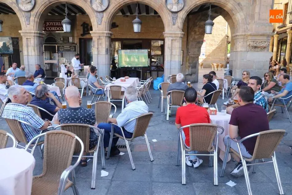 Foto 9 - El buen tiempo y el triunfo de La Roja animan a disfrutar de las terrazas en Salamanca &nbsp;  
