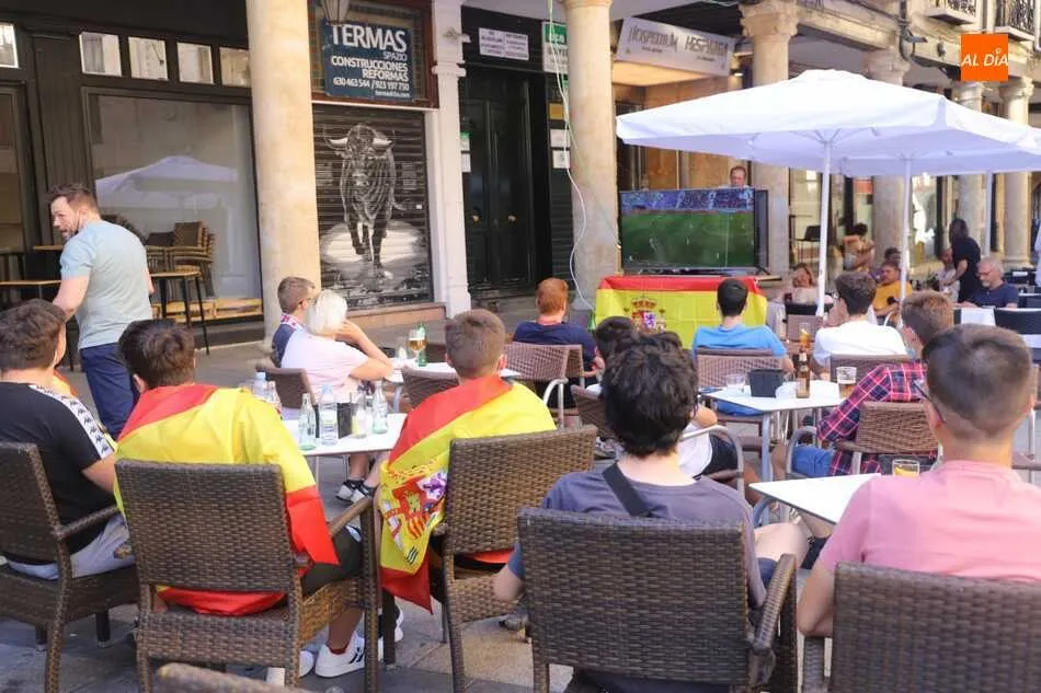 Foto 2 - El buen tiempo y el triunfo de La Roja animan a disfrutar de las terrazas en Salamanca &nbsp;  