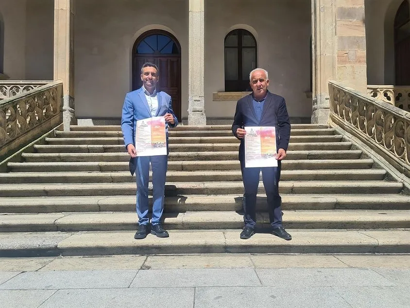 El diputado provincial de deportes, Jesús María Ortiz (drcha), y el concejal de deportes de Carbajosa de la Sagrada, Domingo Elena (izq), en la presentación de la carrera. - DIPUTACIÓN DE SALAMANCA