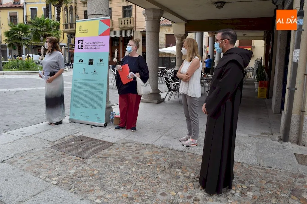 Comienzo del Festival FILE en la Plaza Mayor de Alba de Tormes / Pedro Zaballos
