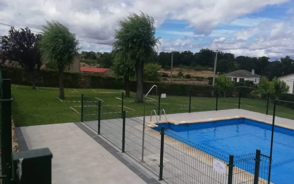 Foto 6 - Los vecinos de Masueco ya disfrutan de las piscinas municipales y su bar  