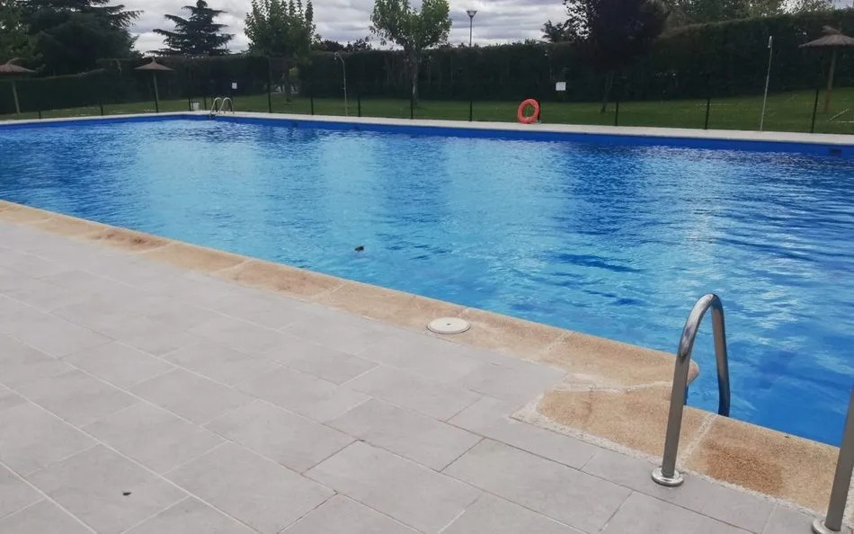 Foto 5 - Los vecinos de Masueco ya disfrutan de las piscinas municipales y su bar  