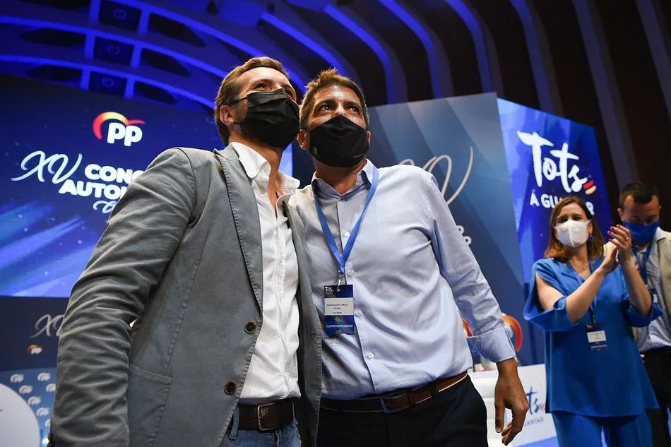 EL presidente del PP, Pablo Casado (i) y el candidato a presidente del PP de la Comunidad Valenciana, Carlos Mazón (d) - Jorge Gil - Europa Press