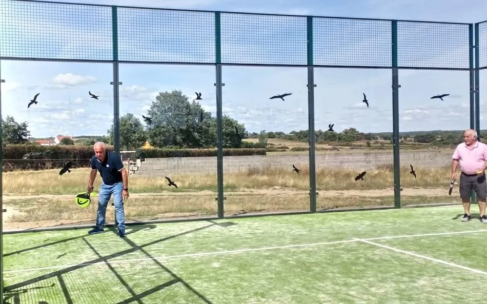 Foto 11 - En Barruecopardo ya disfrutan de la nueva pista de p&aacute;del  
