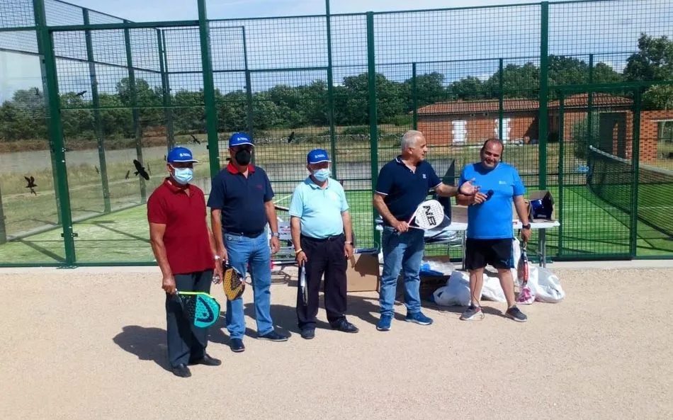Foto 10 - En Barruecopardo ya disfrutan de la nueva pista de p&aacute;del  