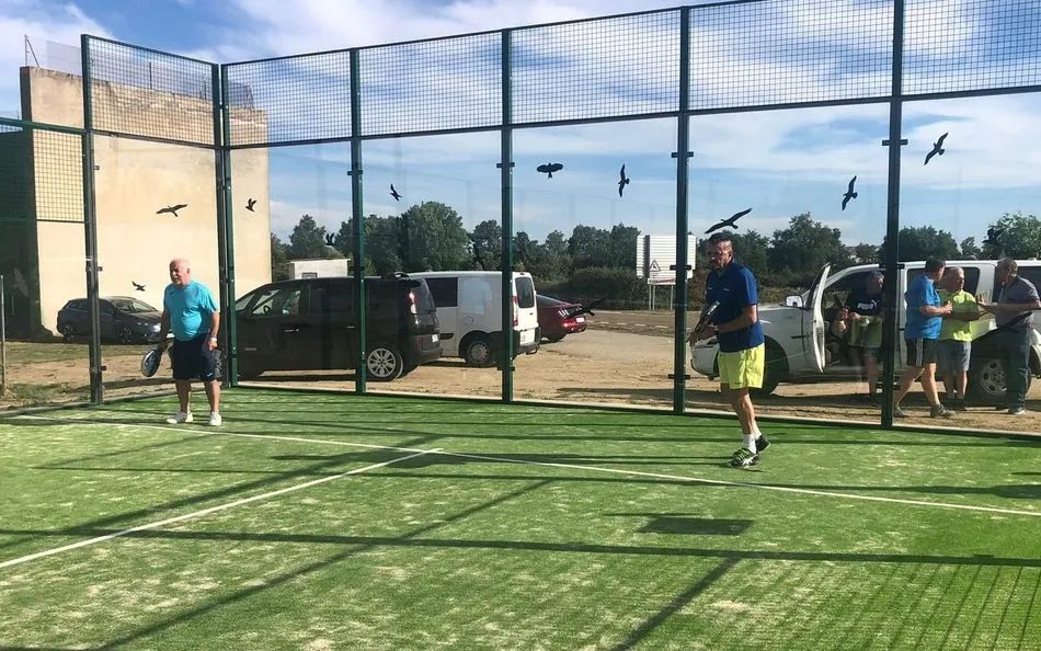 Foto 9 - En Barruecopardo ya disfrutan de la nueva pista de p&aacute;del  
