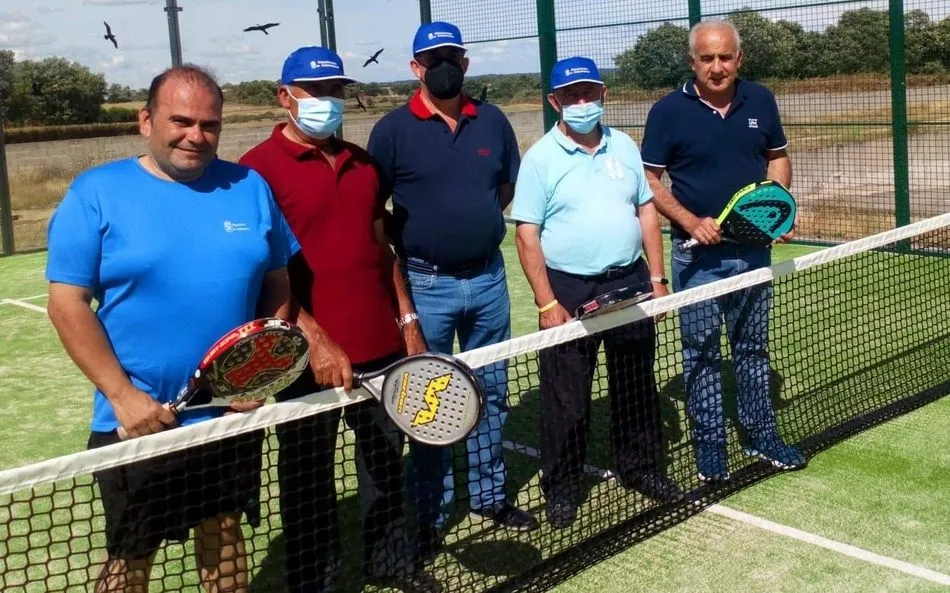Foto 8 - En Barruecopardo ya disfrutan de la nueva pista de p&aacute;del  
