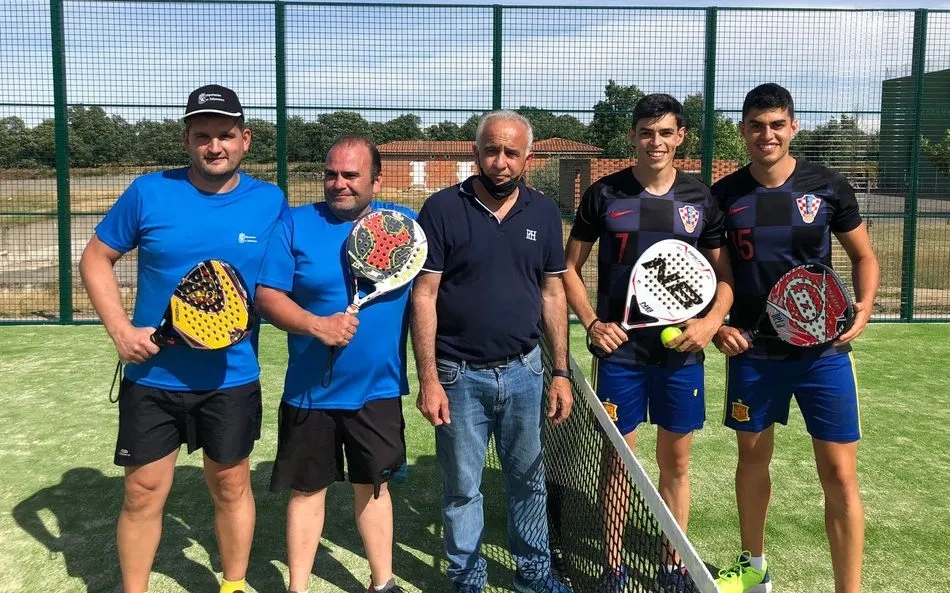 Foto 6 - En Barruecopardo ya disfrutan de la nueva pista de p&aacute;del  