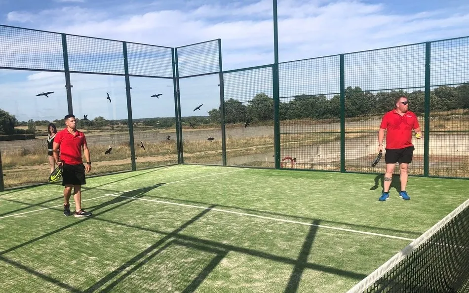 Foto 5 - En Barruecopardo ya disfrutan de la nueva pista de p&aacute;del  