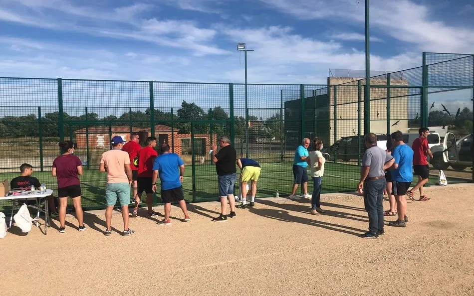 Foto 2 - En Barruecopardo ya disfrutan de la nueva pista de p&aacute;del  