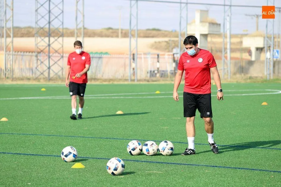 Javier Guillén (dcha.) en su primera sesión como entrenador del UDS B - Archivo
