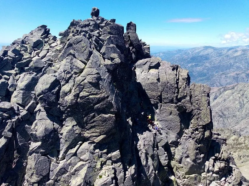 Foto 2 - Espectacular rescate en helic&oacute;ptero de un monta&ntilde;ero tras caer en el pico Almanzor