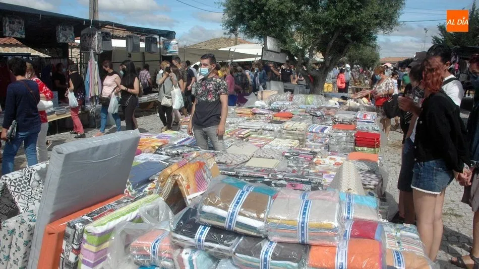Varios miles de personas acudían este domingo al mercadillo de Trabanca / FOTOS: SILVESTRE