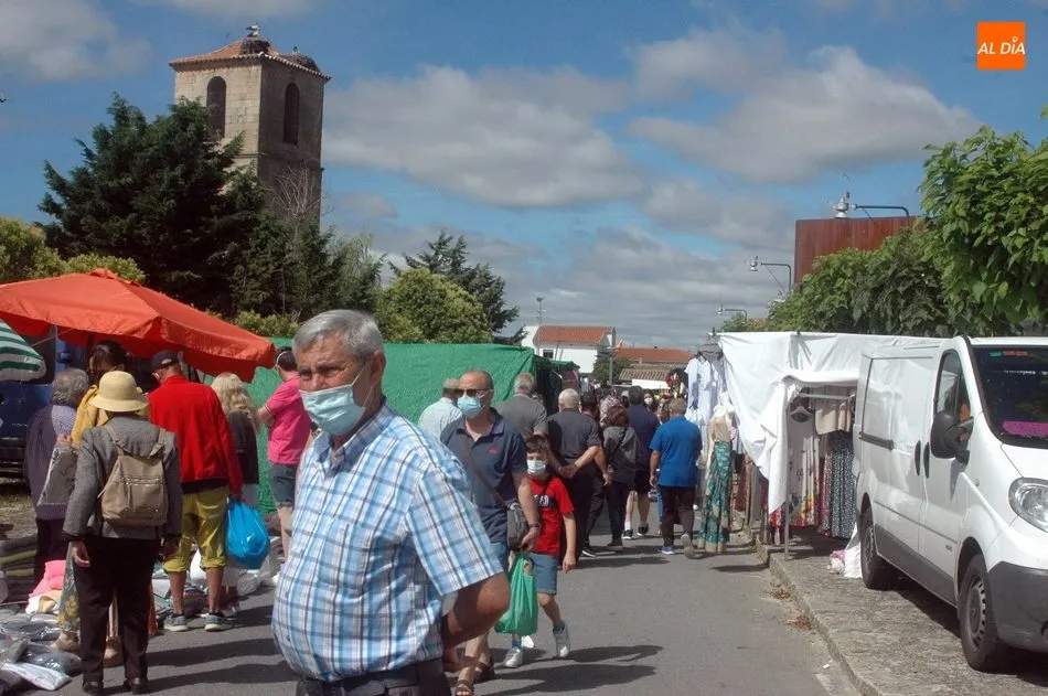 Foto 11 - La llegada del verano y las vacaciones se deja notar en el mercadillo de Trabanca  