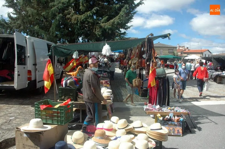 Foto 6 - La llegada del verano y las vacaciones se deja notar en el mercadillo de Trabanca  