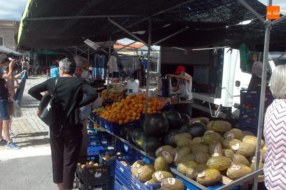Foto 5 - La llegada del verano y las vacaciones se deja notar en el mercadillo de Trabanca  