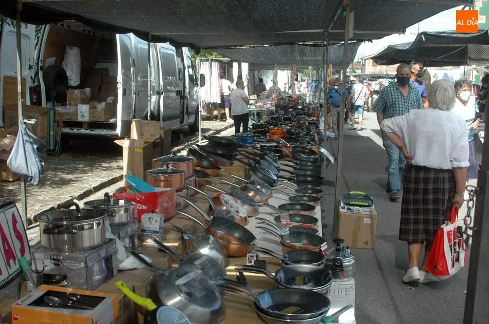 Foto 4 - La llegada del verano y las vacaciones se deja notar en el mercadillo de Trabanca  