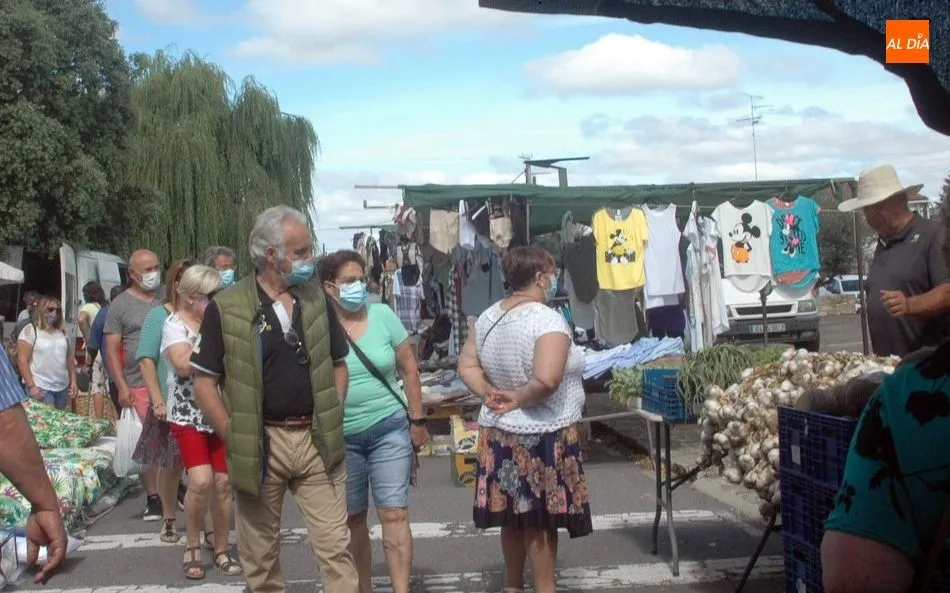 Foto 3 - La llegada del verano y las vacaciones se deja notar en el mercadillo de Trabanca  