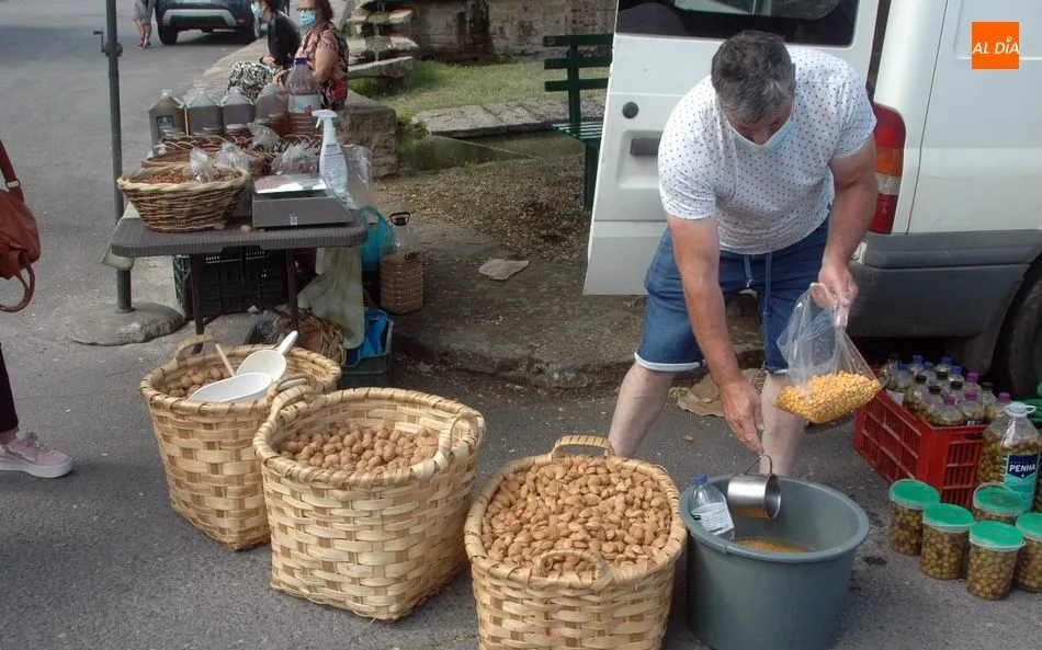 Foto 2 - La llegada del verano y las vacaciones se deja notar en el mercadillo de Trabanca  